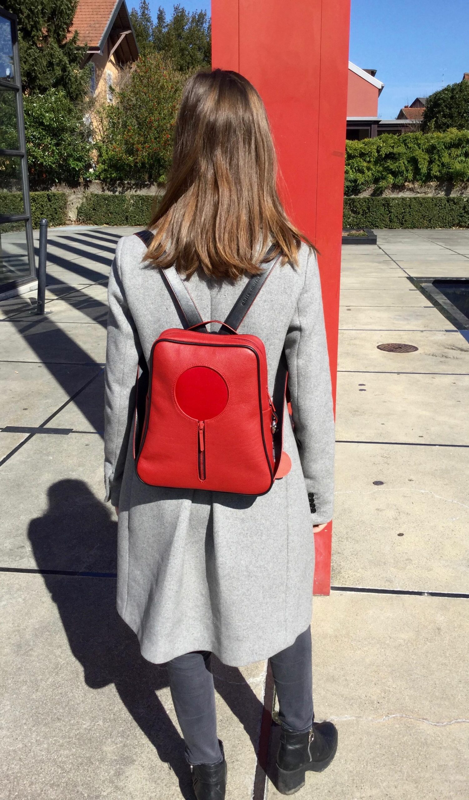 sac à dos graphique noir et rouge. maroquinerie d'art. sac unique et élégant.