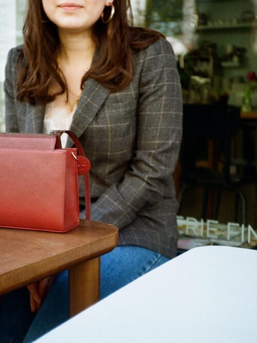 chic little bag with a streamlined style and a pretty burgundy color that goes with every outfit! handmade in Geneva from eco-responsible leathers.