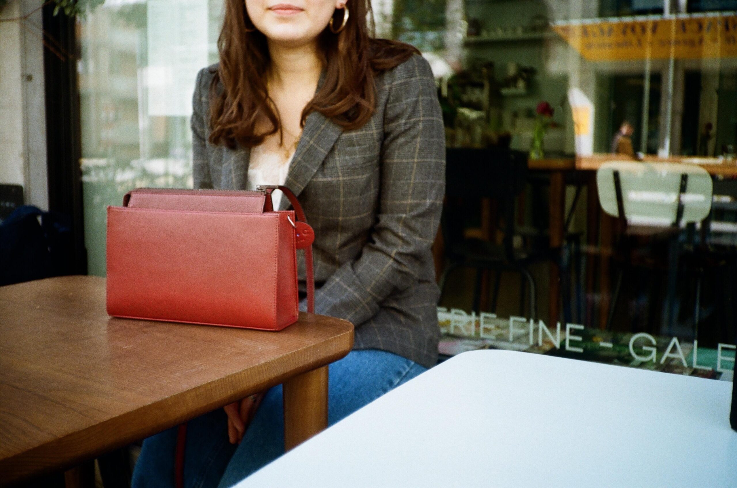 chic little bag with a streamlined style and a pretty burgundy color that goes with every outfit! handmade in Geneva from eco-responsible leathers.