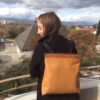 sac à dos A4, avec bandoulières amovibles. peut se porter à l'épaule ou au dos. Camaïeu de gris et intérieur dans un bleu magnifique. poches extérieures et intérieures pour plus de rangement ! Modèle à utiliser quotidiennement. fait main à genève dans des cuirs eco-responsables.