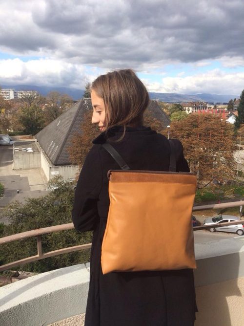 A4 backpack, with removable shoulder straps. can be worn on the shoulder or back. Camaïeu of gray and beautiful blue interior. Exterior and interior pockets for extra storage! Handmade in Geneva from eco-responsible leathers.     