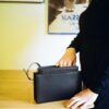 petit sac chic avec un style épuré qui se marie avec toutes les tenues ! fait à la main à Genève dans des cuirs eco-responsables lisse et à impression croco noir.