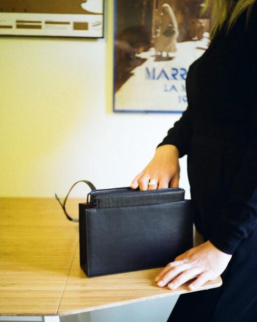petit sac chic avec un style épuré qui se marie avec toutes les tenues ! fait à la main à Genève dans des cuirs eco-responsables lisse et à impression croco noir.