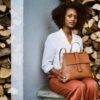 sac élégant et au style épuré. Cuir de qualité couleur caramel. avec poignée et bandoulière réglable. peut contenir un livre, iPad, une bouteille d'eau. fait main à Genève avec des cuir eco-responsables.
