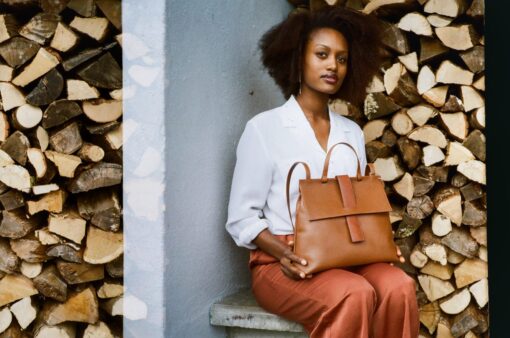sac élégant et au style épuré. Cuir de qualité couleur caramel. avec poignée et bandoulière réglable. peut contenir un livre, iPad, une bouteille d'eau. fait main à Genève avec des cuir eco-responsables.