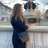 petit sac chic à porter en bandoulière. jeu de matière : cuir lisse, velours noir et bleu. Le sac de tous les jours pour les femmes actives. Poches de rangement avec un style épuré qui se marie avec toutes les tenues ! fait à la main à Genève dans des cuirs eco-responsables.