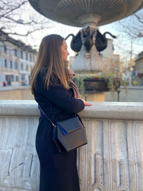 petit sac chic à porter en bandoulière. jeu de matière : cuir lisse, velours noir et bleu. Le sac de tous les jours pour les femmes actives. Poches de rangement avec un style épuré qui se marie avec toutes les tenues ! fait à la main à Genève dans des cuirs eco-responsables.