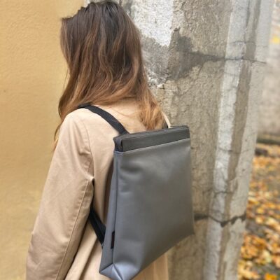 A4 backpack, with removable shoulder straps. can be worn on the shoulder or back. Camaïeu of gray and beautiful blue interior. Exterior and interior pockets for extra storage! Handmade in Geneva from eco-responsible leathers.     