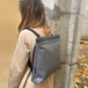 sac à dos A4, avec bandoulières amovibles. peut se porter à l'épaule ou au dos. Camaïeu de gris et intérieur dans un bleu magnifique. poches extérieures et intérieures pour plus de rangement ! Modèle à utiliser quotidiennement. fait main à genève dans des cuirs eco-responsables.