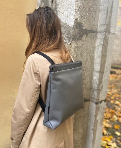 sac à dos A4, avec bandoulières amovibles. peut se porter à l'épaule ou au dos. Camaïeu de gris et intérieur dans un bleu magnifique. poches extérieures et intérieures pour plus de rangement ! Modèle à utiliser quotidiennement. fait main à genève dans des cuirs eco-responsables.