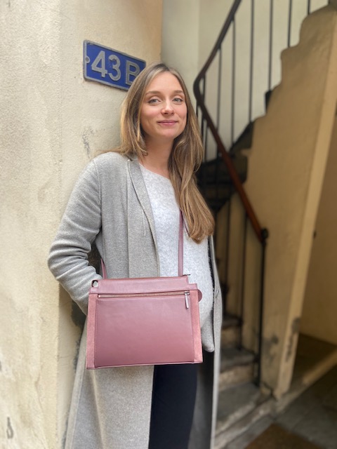 Shoulder bag for everyday use. Storage pockets. Old rose in a refined style to match any outfit! Handmade in Geneva from eco-responsible leathers.