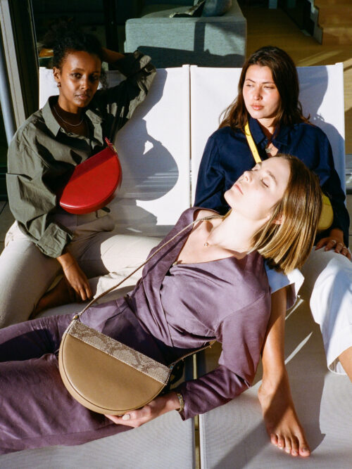 half-moon bag with adjustable shoulder strap. chic, timeless bag with a retro twist. 