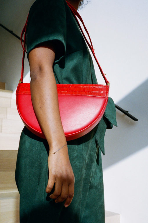 sac demi-lune. cuir de bonne qualité. impression croco rouge. sac chic et élégant.