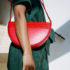 sac demi-lune. cuir de bonne qualité. impression croco rouge. sac chic et élégant.
