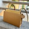 petit sac chic avec un style épuré et un joli camel qui se marie avec toutes les tenues ! fait à la main à Genève dans des cuirs eco-responsables.
