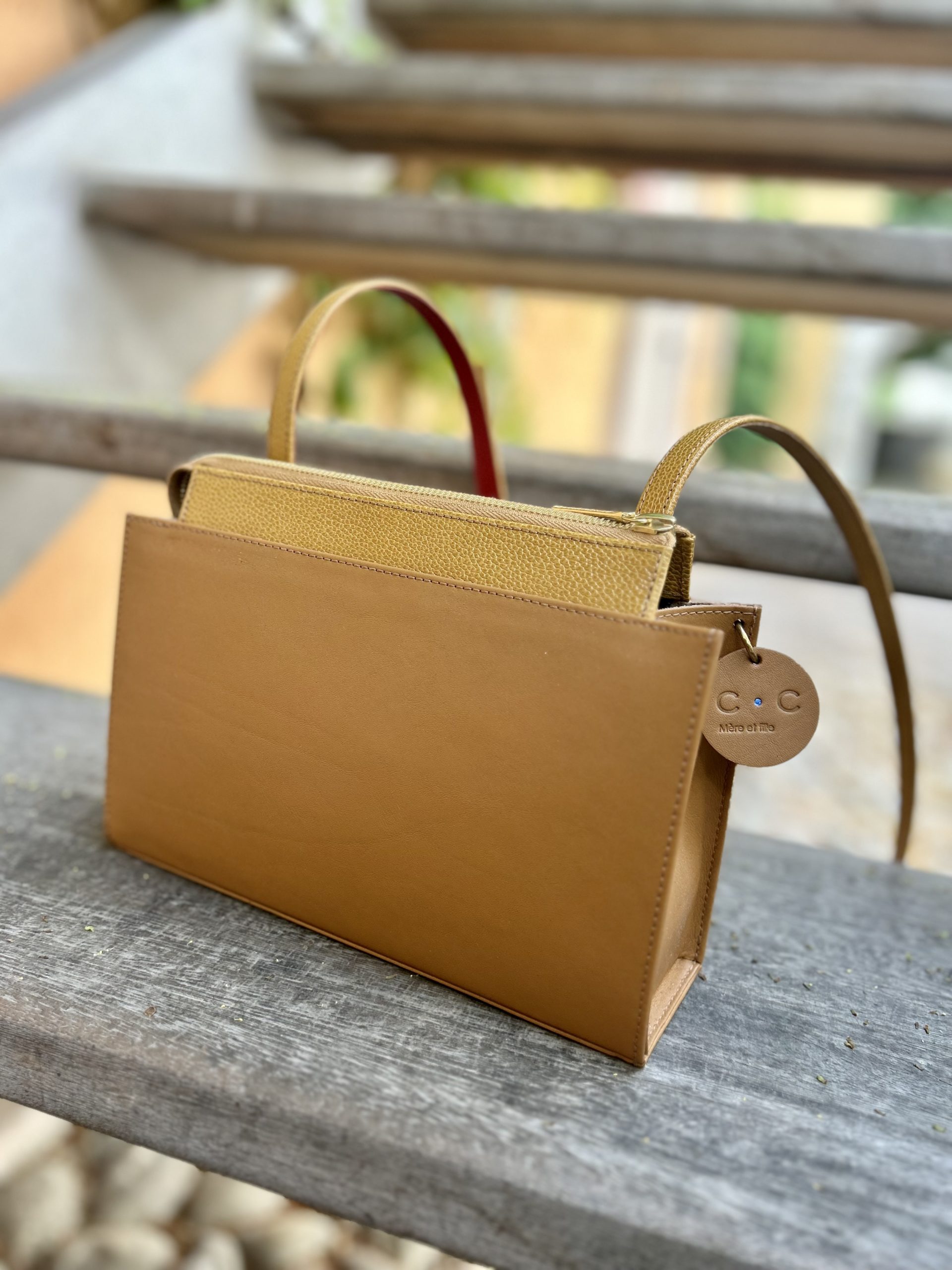 petit sac chic avec un style épuré et un joli camel qui se marie avec toutes les tenues ! fait à la main à Genève dans des cuirs eco-responsables.