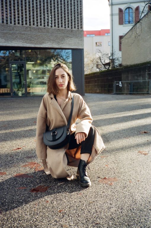 besace revisité avec anneaux en décoration. jeu de matière : cuir lisse, velours et à impression croco. sac de tous les jours à porter en bandoulière. Poches de rangement avec un style épuré qui se marie avec toutes les tenues ! fait à la main à Genève dans des cuirs eco-responsables.
