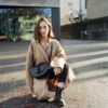 besace revisité avec anneaux en décoration. jeu de matière : cuir lisse, velours et à impression croco. sac de tous les jours à porter en bandoulière. Poches de rangement avec un style épuré qui se marie avec toutes les tenues ! fait à la main à Genève dans des cuirs eco-responsables.