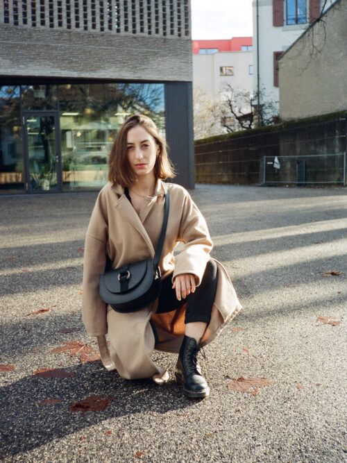 besace revisited with decorative rings. play on materials: smooth leather, velvet and crocodile print. everyday bag to be worn over the shoulder. Storage pockets with a streamlined style to match any outfit! Handcrafted in Geneva from eco-responsible leathers.   