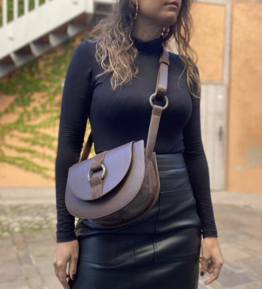 petit sac élégant et pour tous les jours. chic et original. brun foncé. fait main à Genève.
