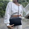 petit sac chic avec un style épuré et un joli gris qui se marie avec toutes les tenues ! fait à la main à Genève dans des cuirs eco-responsables.