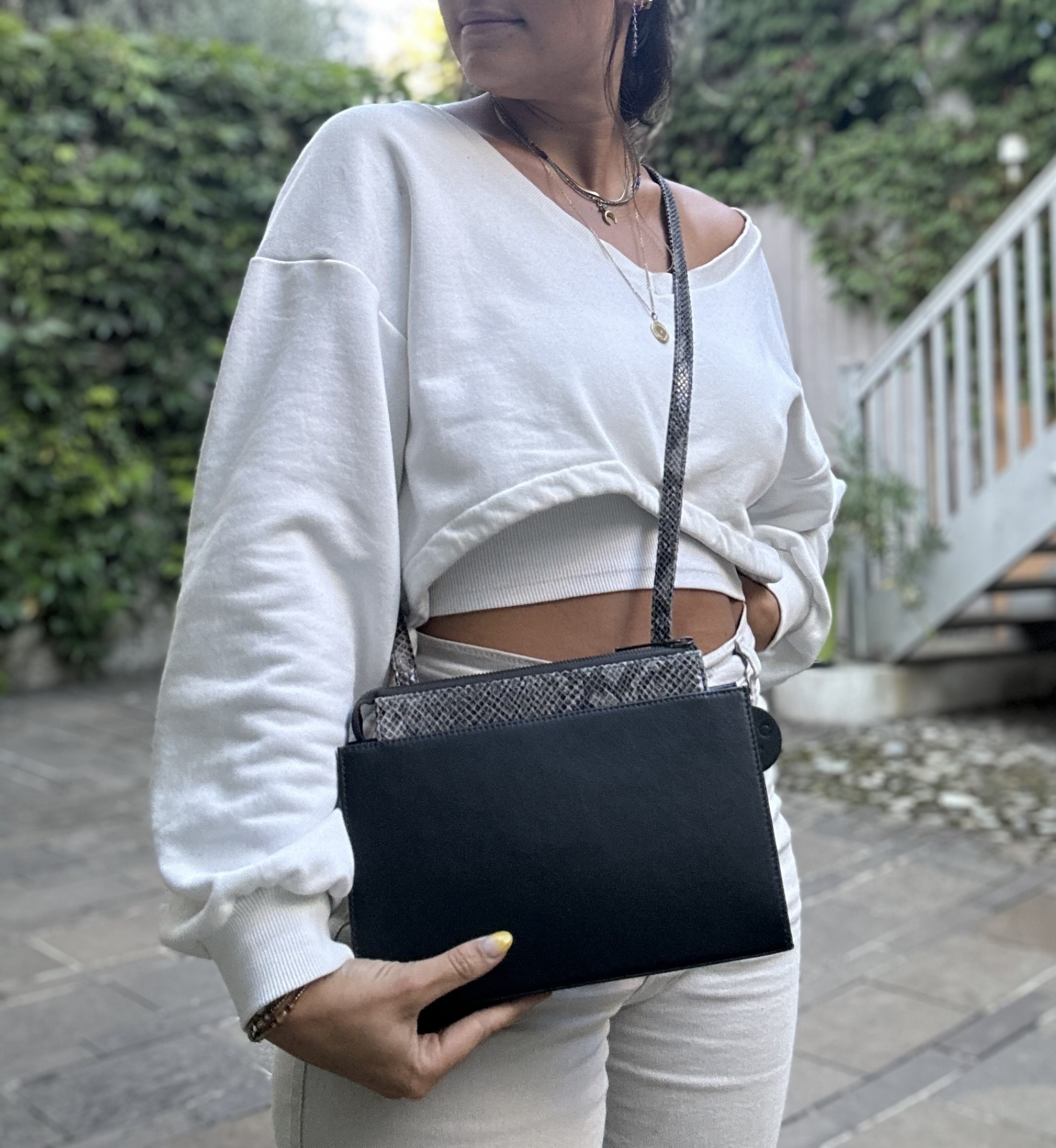 petit sac chic avec un style épuré et un joli gris qui se marie avec toutes les tenues ! fait à la main à Genève dans des cuirs eco-responsables.