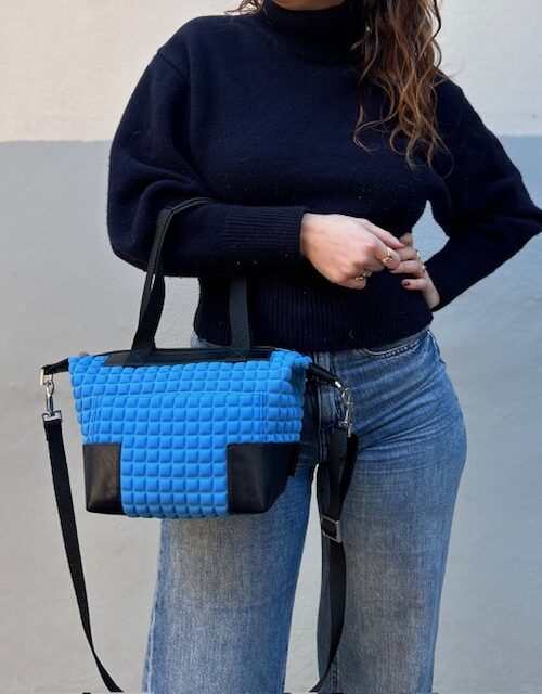 sac en tissu matelassé et imperméable. bleu ciel magnifique et original. sac léger pour une utilisation quotidienne. poignée et bandoulière amovible. modèle unique fait main à genève. 