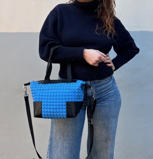 sac en tissu matelassé et imperméable. bleu ciel magnifique et original. sac léger pour une utilisation quotidienne. poignée et bandoulière amovible. modèle unique fait main à genève.