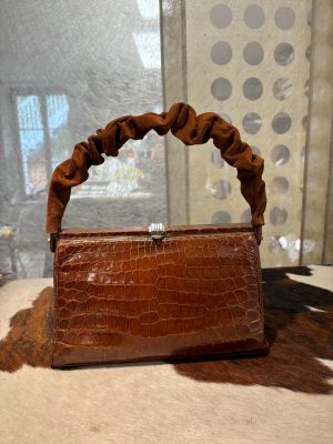 restauration de sac ancien. réparation de sacs de marque de luxe. savoir-faire en restauration de maroquinerie de luxe. création de bandoulière.